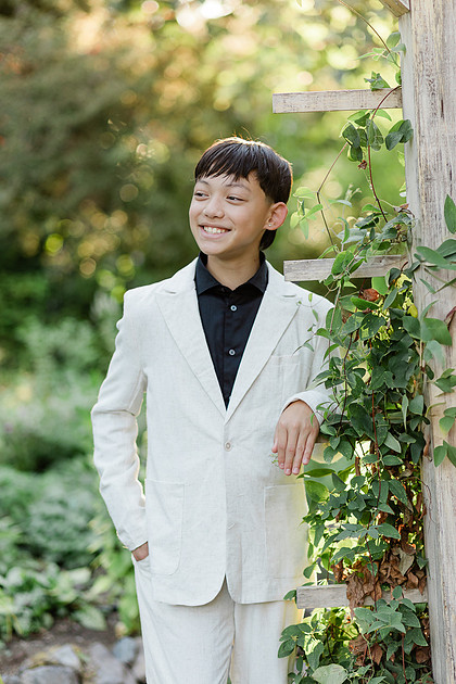 formal portraits of family of 5 in a garden