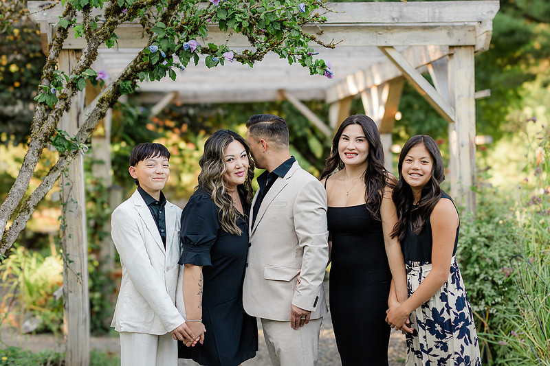 formal portraits of family of 5 in a garden