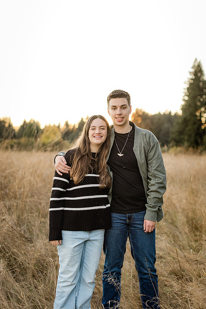 Family of 4 with teens in a field in Vancouver, WA in the Fall