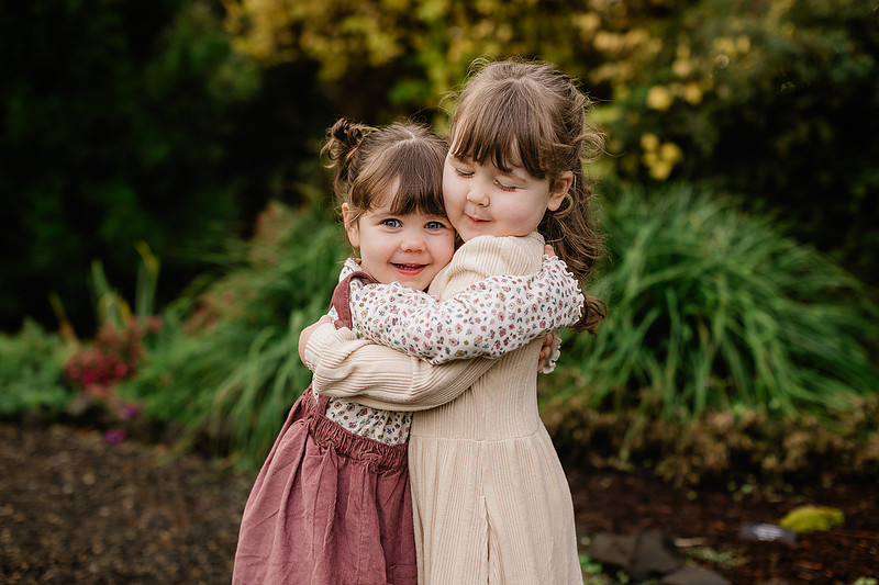family of 4 with twin girl toddlers in Vancouver, WA during Fall