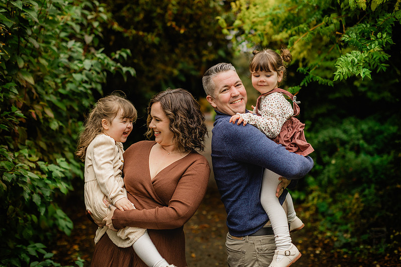 family of 4 with twin girl toddlers in Vancouver, WA during Fall