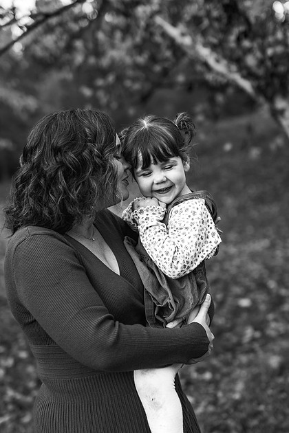 family of 4 with twin girl toddlers in Vancouver, WA during Fall
