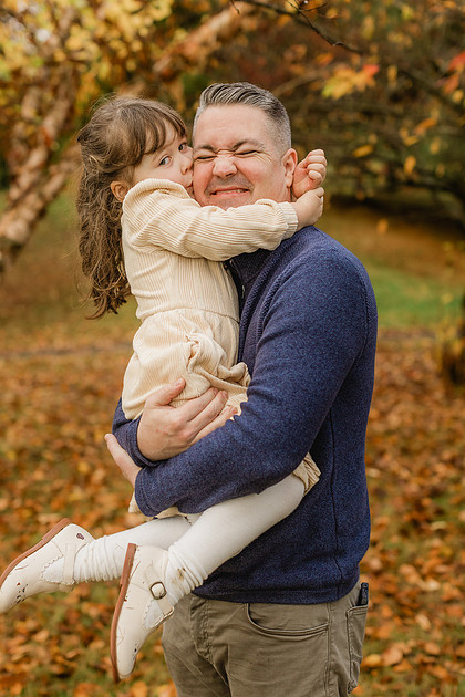 family of 4 with twin girl toddlers in Vancouver, WA during Fall