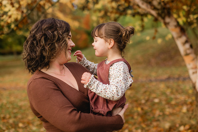 family of 4 with twin girl toddlers in Vancouver, WA during Fall