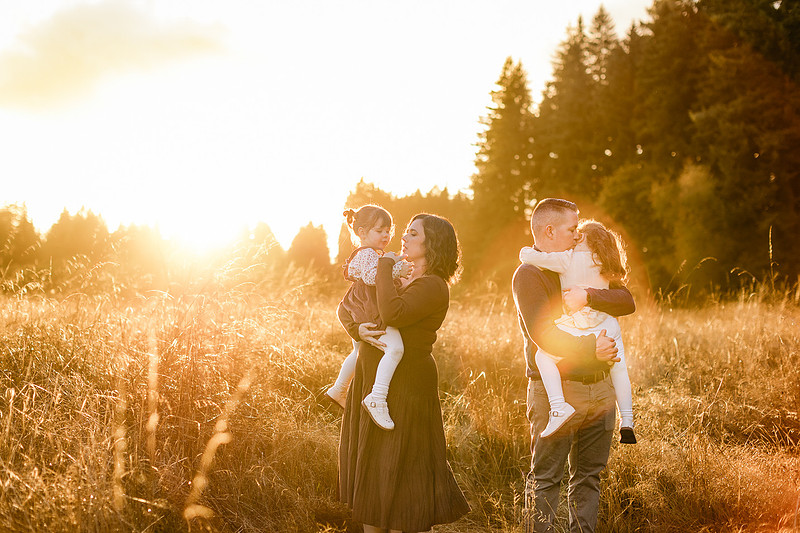 family of 4 with twin girl toddlers in Vancouver, WA during Fall