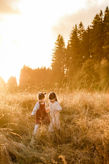 family of 4 with twin girl toddlers in Vancouver, WA during Fall