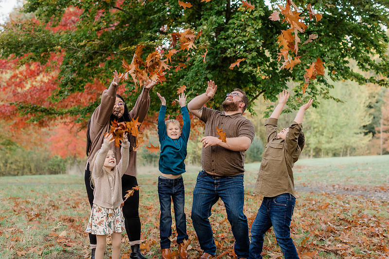 Family of 5 in the Fall in Vancouver, WA