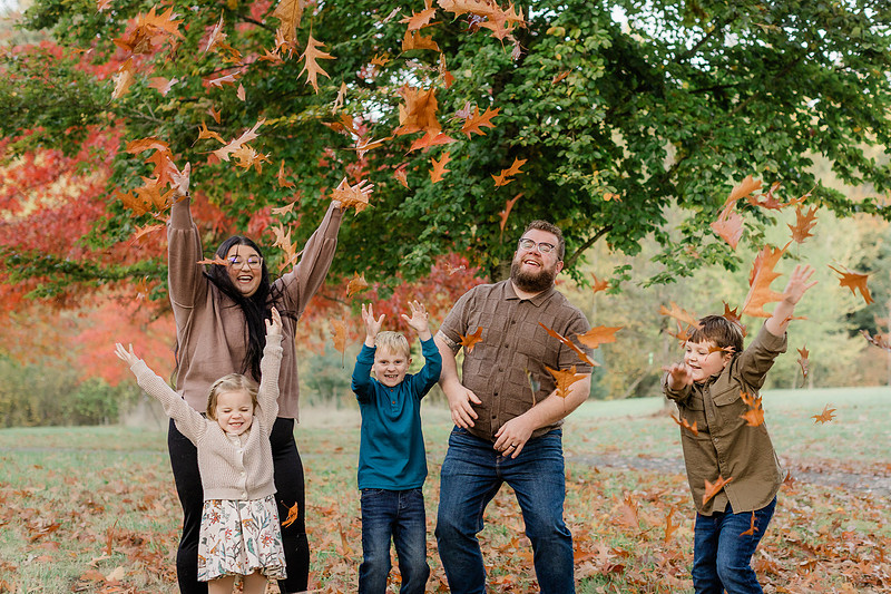 Family of 5 in the Fall in Vancouver, WA