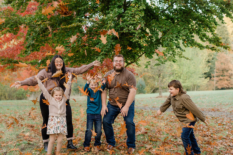 Family of 5 in the Fall in Vancouver, WA