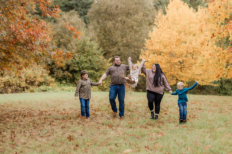 Family of 5 in the Fall in Vancouver, WA