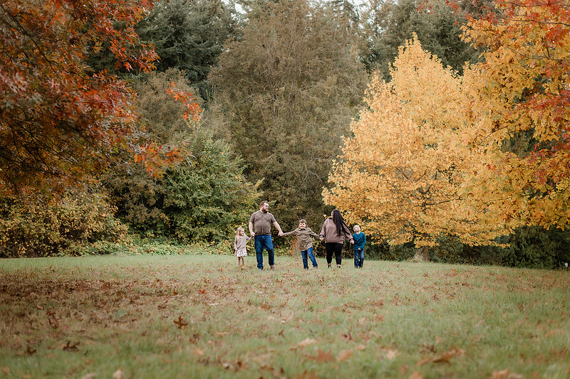 Family of 5 in the Fall in Vancouver, WA