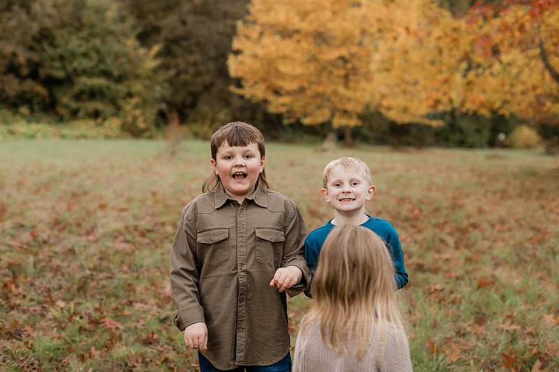 Family of 5 in the Fall in Vancouver, WA