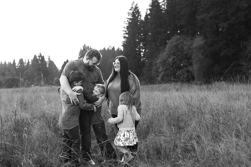 Family of 5 in the Fall in Vancouver, WA