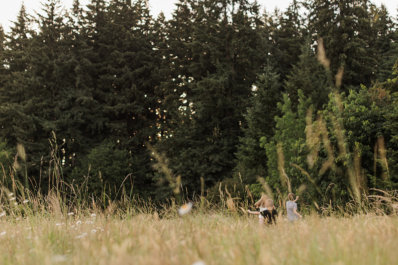 Family of 5 in the garden and field in Vancouver, WA