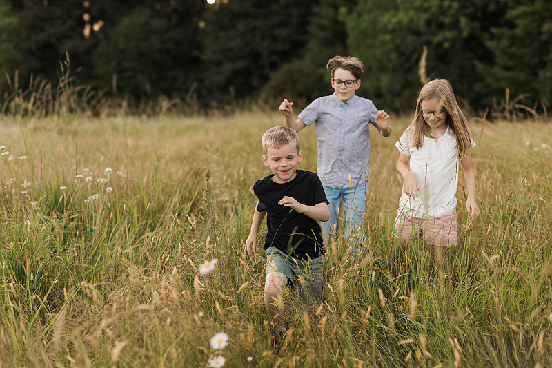 Family of 5 in the garden and field in Vancouver, WA