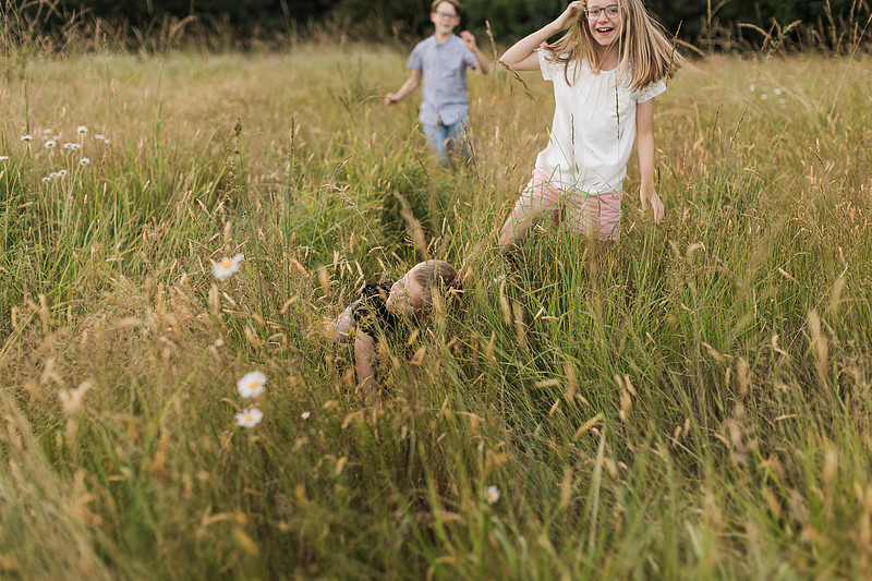 Family of 5 in the garden and field in Vancouver, WA