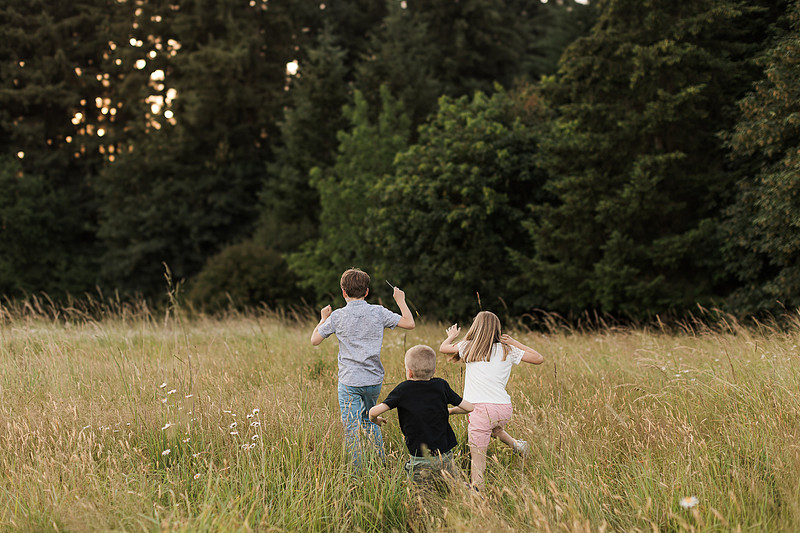 Family of 5 in the garden and field in Vancouver, WA