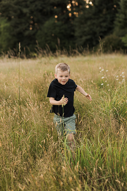 Family of 5 in the garden and field in Vancouver, WA