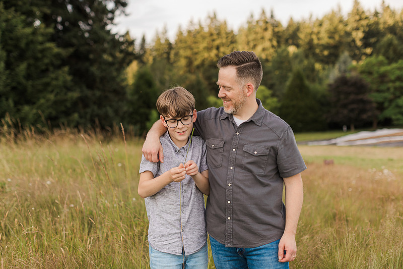 Family of 5 in the garden and field in Vancouver, WA