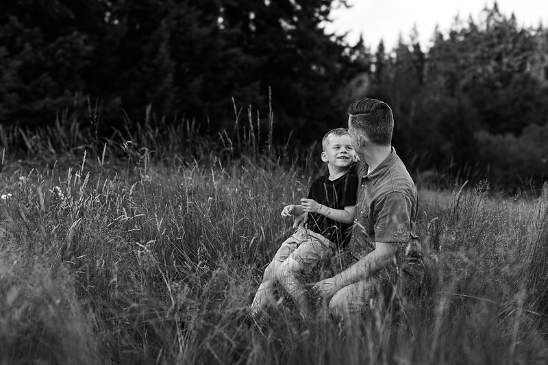 Family of 5 in the garden and field in Vancouver, WA