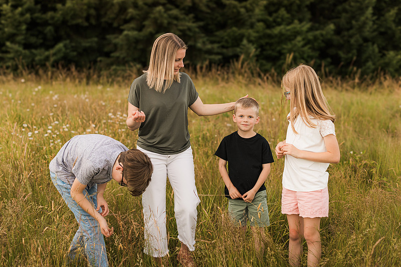 Family of 5 in the garden and field in Vancouver, WA