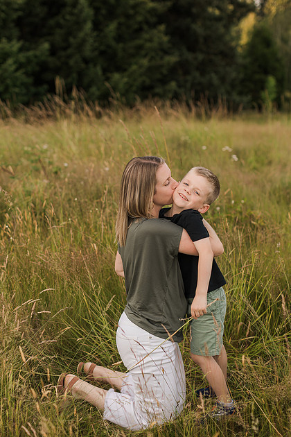 Family of 5 in the garden and field in Vancouver, WA