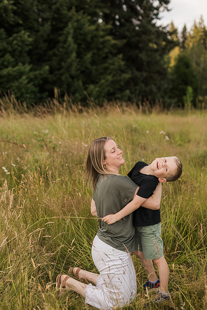 Family of 5 in the garden and field in Vancouver, WA