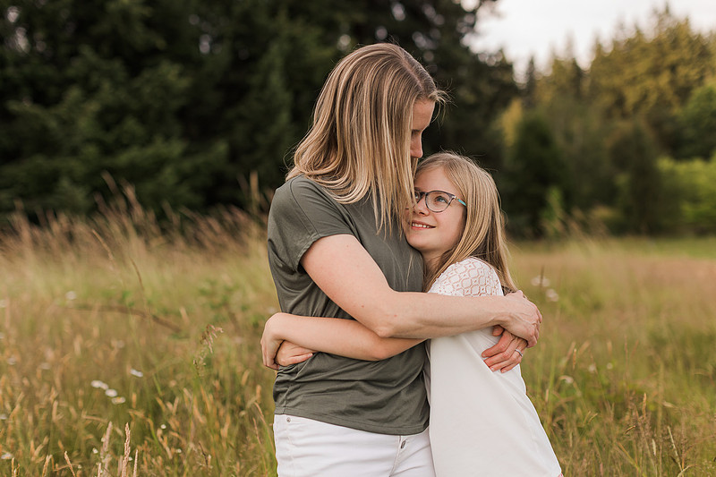 Family of 5 in the garden and field in Vancouver, WA