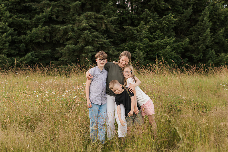 Family of 5 in the garden and field in Vancouver, WA
