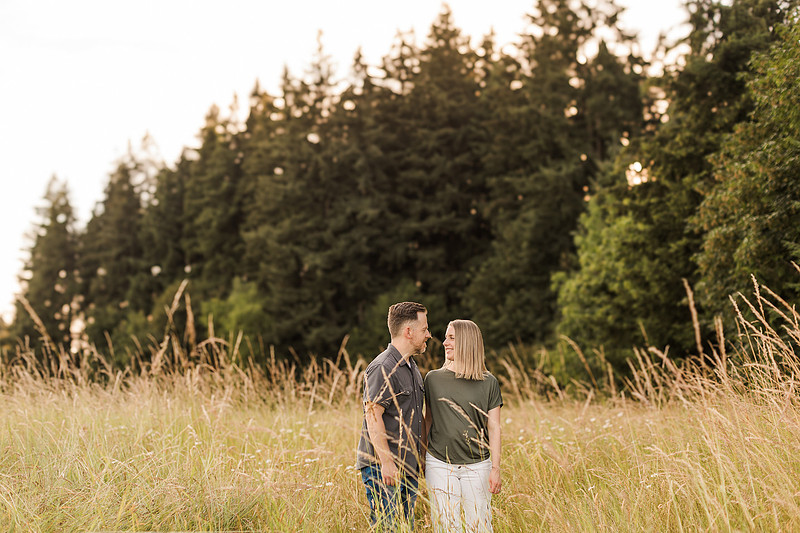 Family of 5 in the garden and field in Vancouver, WA