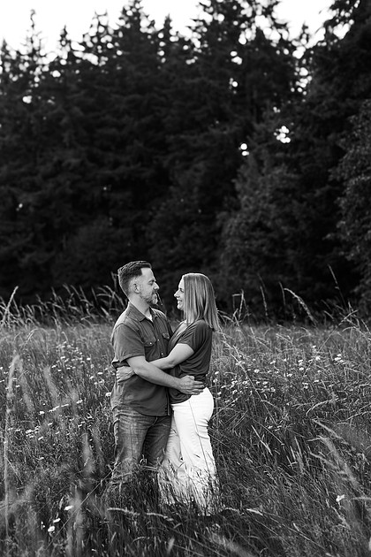 Family of 5 in the garden and field in Vancouver, WA