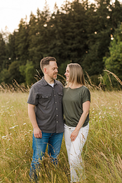 Family of 5 in the garden and field in Vancouver, WA
