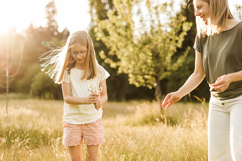 Family of 5 in the garden and field in Vancouver, WA