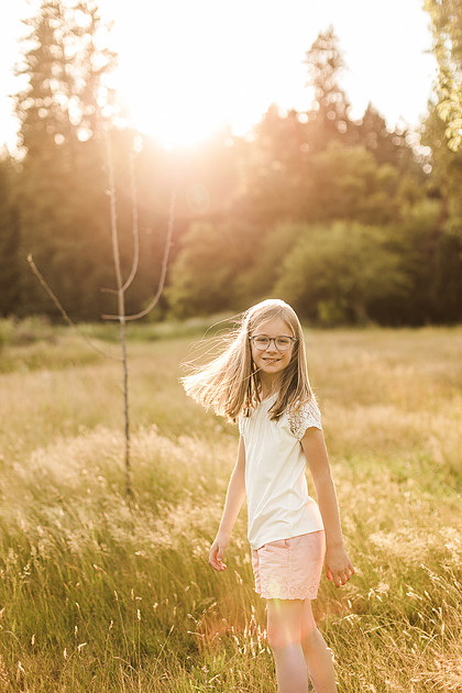 Family of 5 in the garden and field in Vancouver, WA