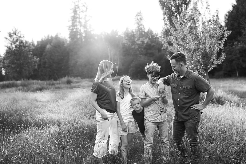 Family of 5 in the garden and field in Vancouver, WA