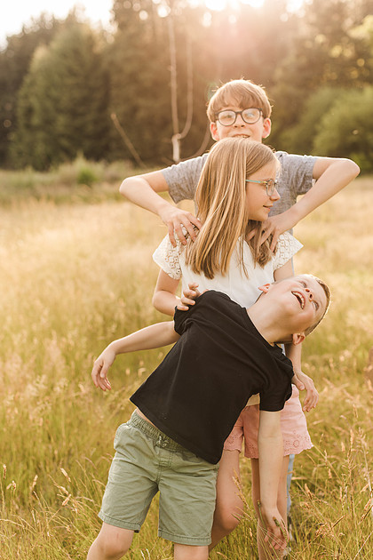 Family of 5 in the garden and field in Vancouver, WA