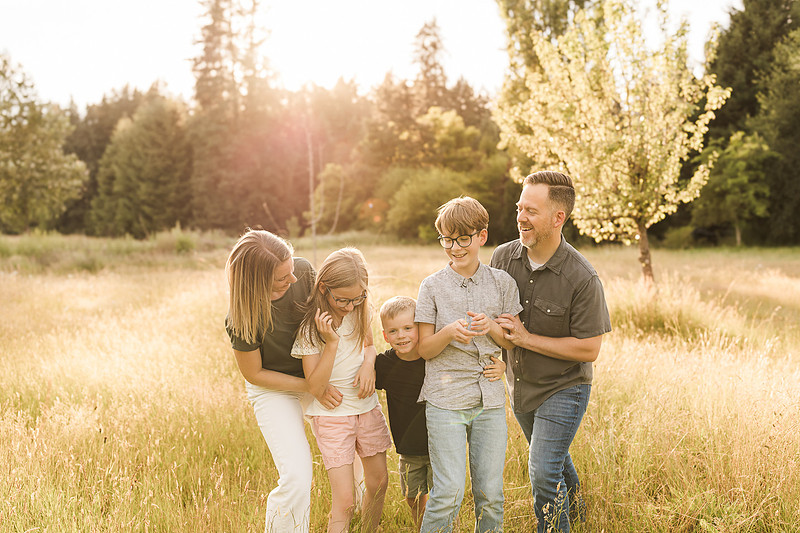 Family of 5 in the garden and field in Vancouver, WA