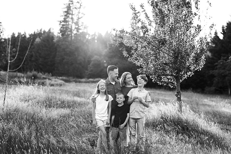 Family of 5 in the garden and field in Vancouver, WA
