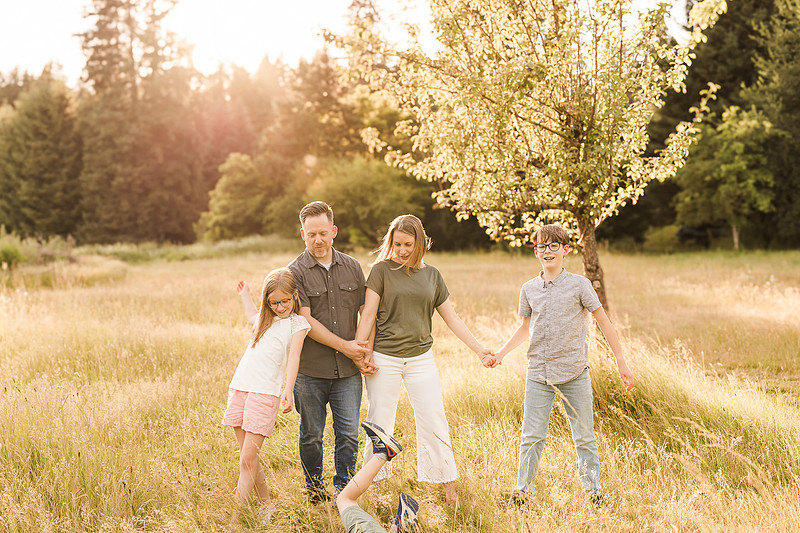 Family of 5 in the garden and field in Vancouver, WA