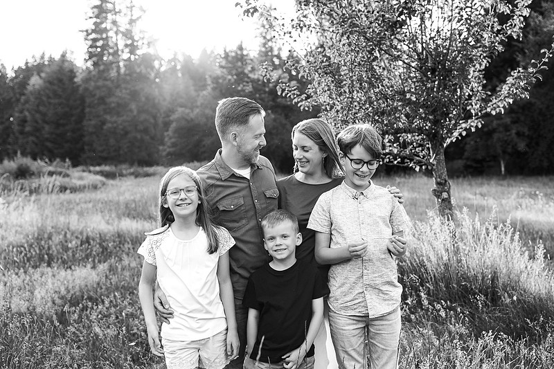 Family of 5 in the garden and field in Vancouver, WA