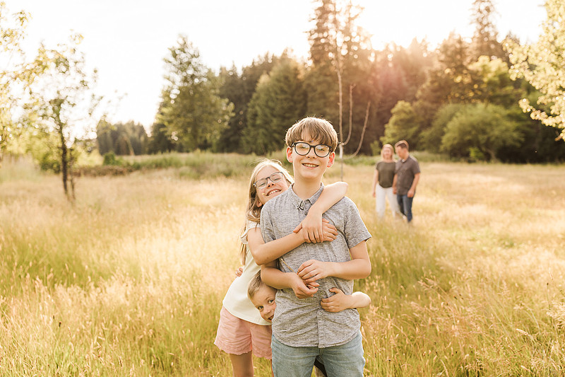Family of 5 in the garden and field in Vancouver, WA