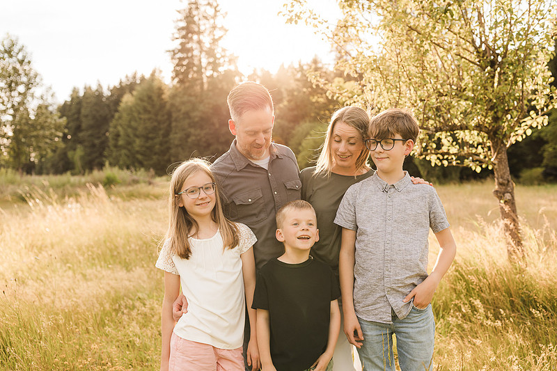 Family of 5 in the garden and field in Vancouver, WA