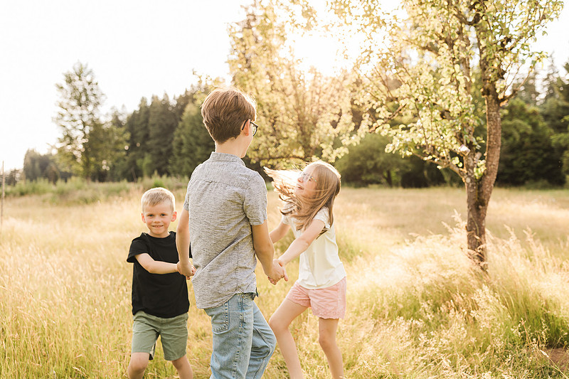 Family of 5 in the garden and field in Vancouver, WA