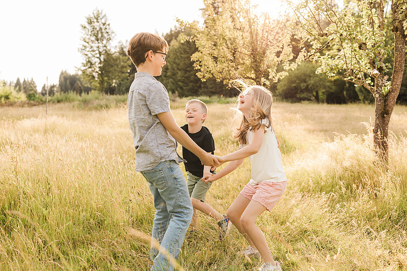 Family of 5 in the garden and field in Vancouver, WA