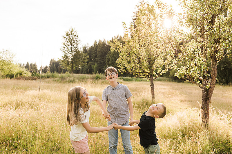 Family of 5 in the garden and field in Vancouver, WA