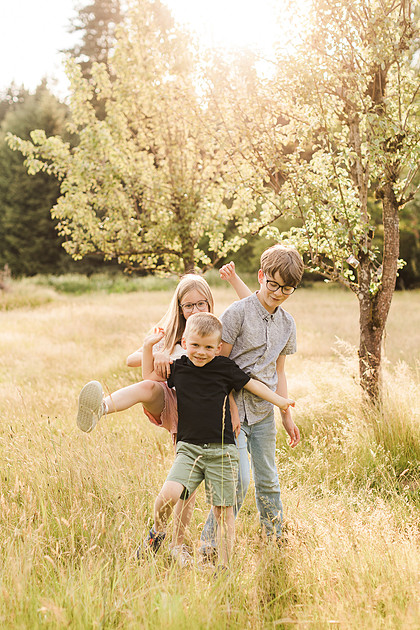 Family of 5 in the garden and field in Vancouver, WA