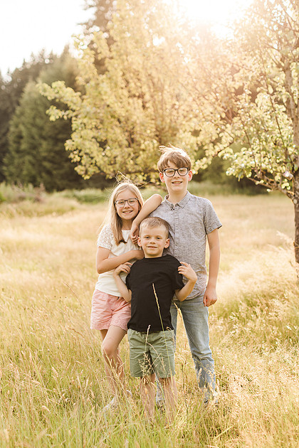 Family of 5 in the garden and field in Vancouver, WA