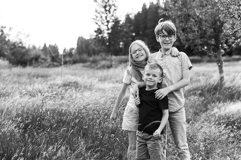 Family of 5 in the garden and field in Vancouver, WA