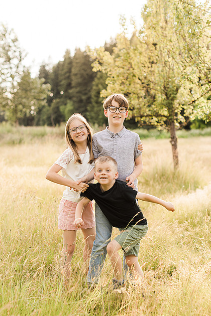 Family of 5 in the garden and field in Vancouver, WA