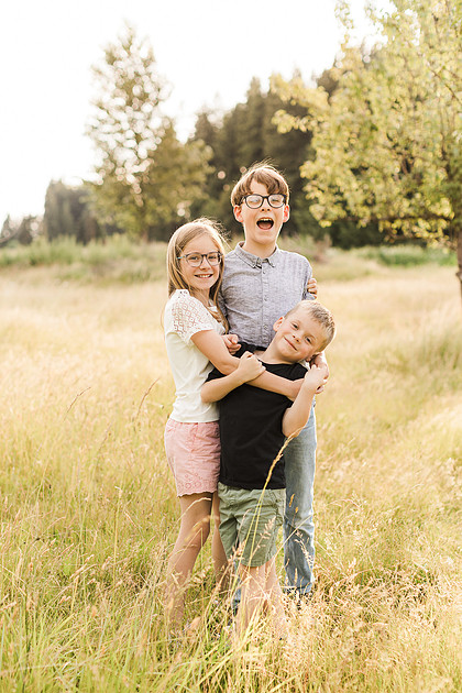 Family of 5 in the garden and field in Vancouver, WA